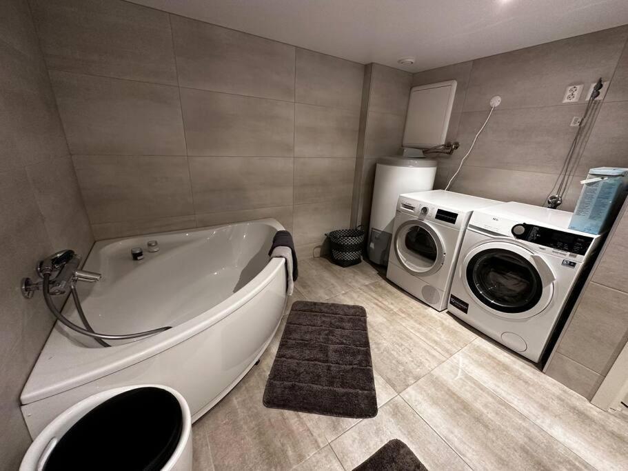 Ålesund Basement Apartment With Parking מראה חיצוני תמונה